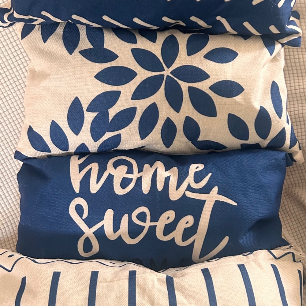 Indoor/Outdoor Decorative Pillows. Set of 4.